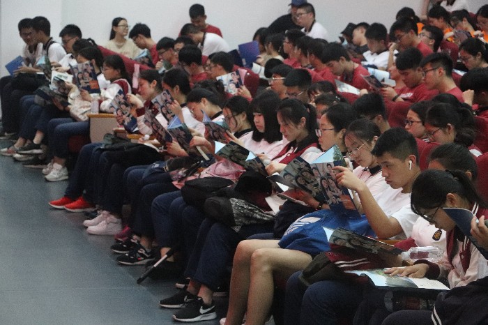 温十四高学生阅读学生招生宣传册.JPG