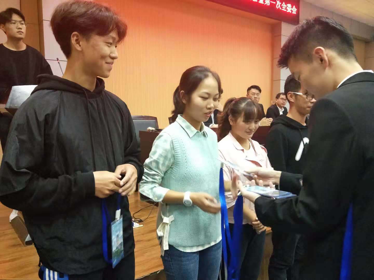 中心主任为新成员颁发工作证.jpg
